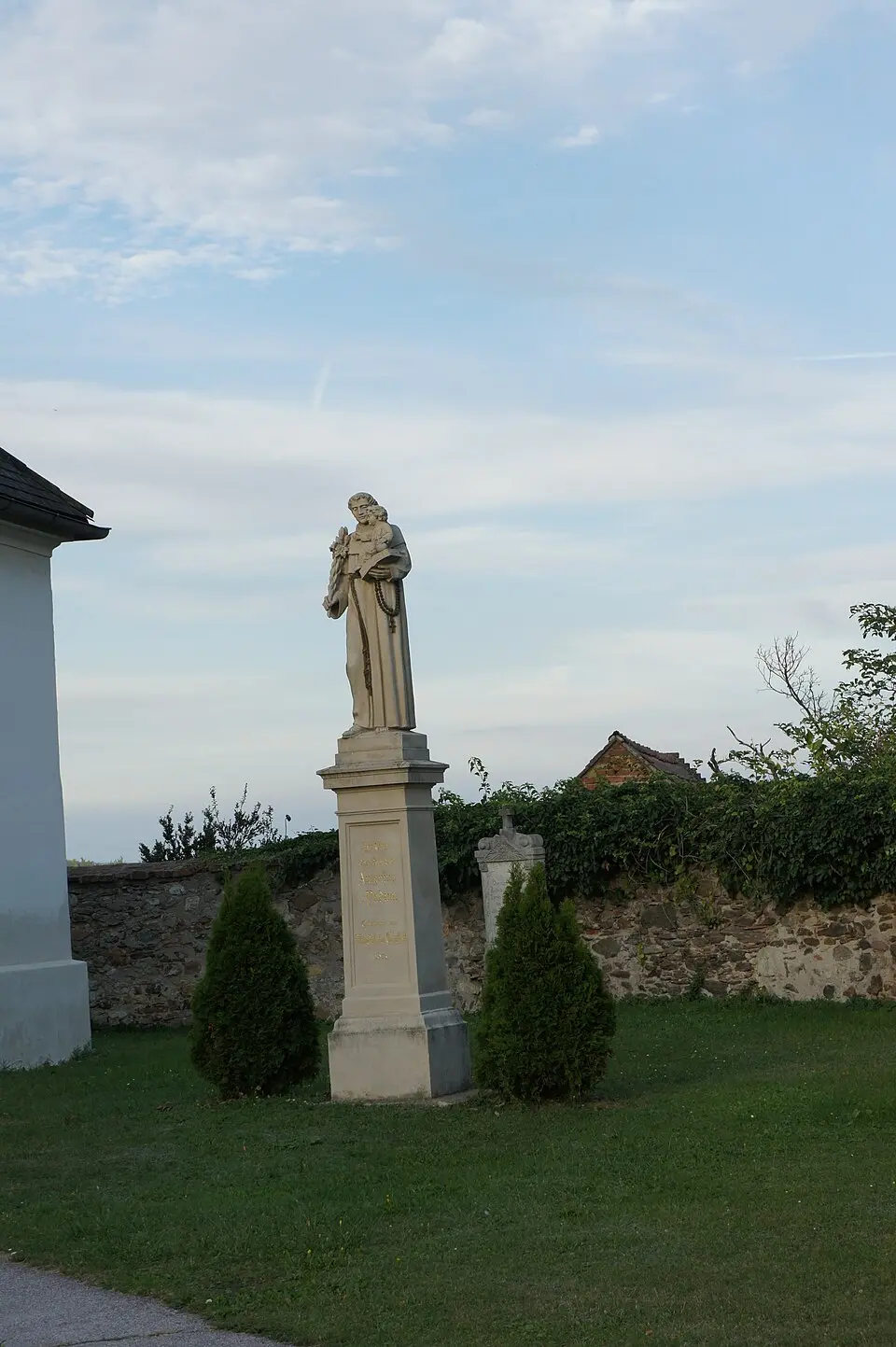 Obrázok: Ufoao (talk) · CC BY-SA 3.0 AT Figurenbildstock hl. Antonius im Kirchhof