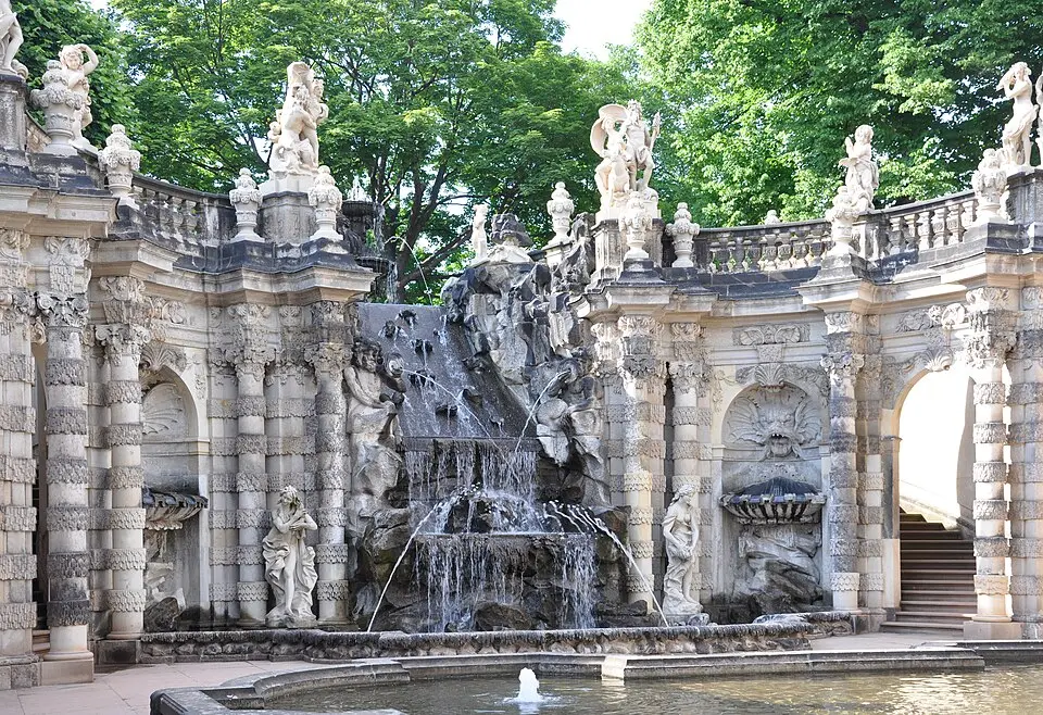 Immagine: Photo: Andreas Praefcke · CC BY 3.0 Nymphenbad