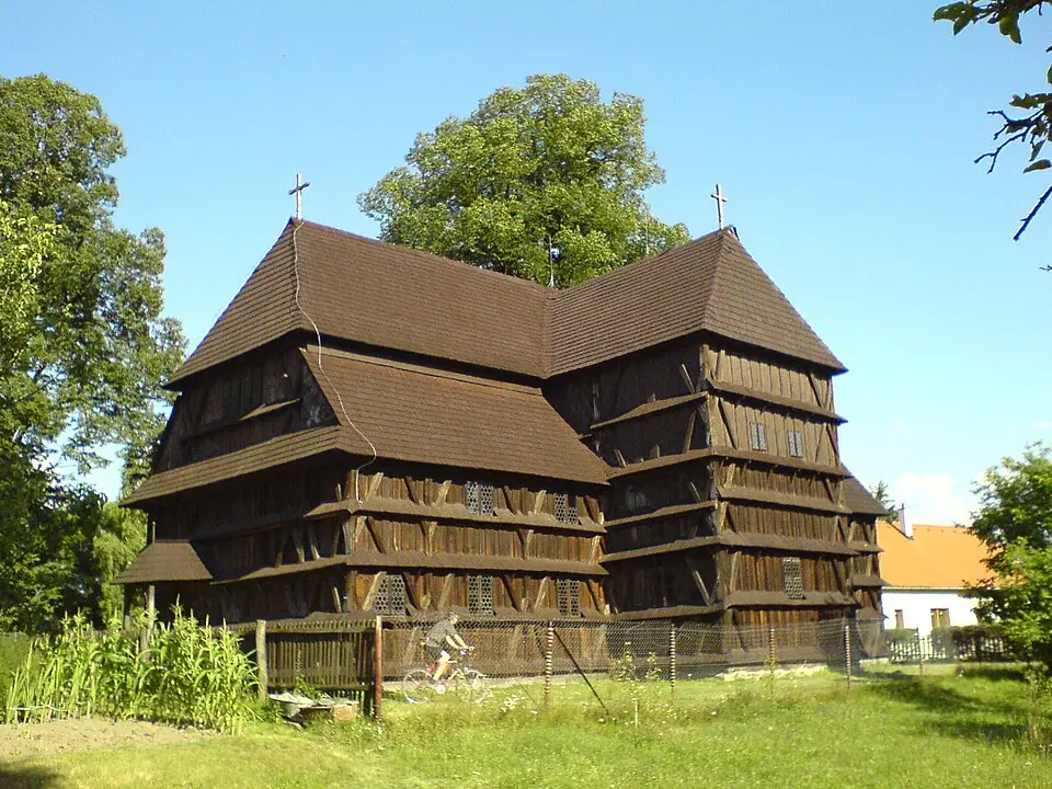 Bild: Arpad · CC BY-SA 3.0 Hölzerne Artikularkirche von Hronsek