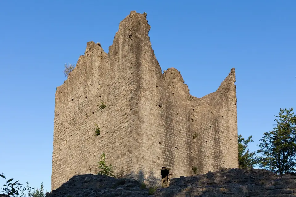 Ruinen der mittelalterlichen Burg Montsalvens