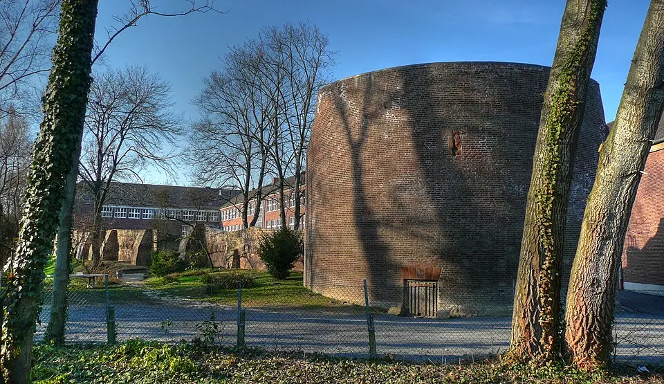 Dicker Turm