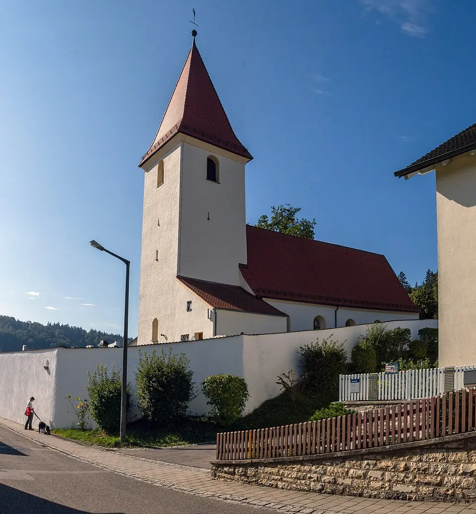 Immagine: Derzno · CC BY-SA 4.0 Wehrkirche Emsing