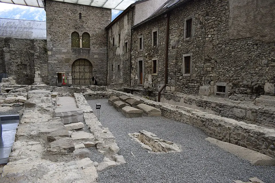 Bild: Jean Housen · CC BY-SA 4.0 Archäologische Schichten der Abtei Saint-Maurice d’Agaune