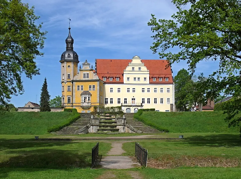 Immagine: Jörg Blobelt · CC BY-SA 4.0 Sachgesamtheit Schloss und Park Thallwitz, mit den Einzeldenkmalen: Schloss (Nr. 10), Treppe mit Kaskade im Park und Gartenhaus sowie ehemalige Orangerie (Nr. 4), weiterhin Schlossgarten (Gartendenkmal) mit zwei Teichen und Allee, sowie mit den Sachg