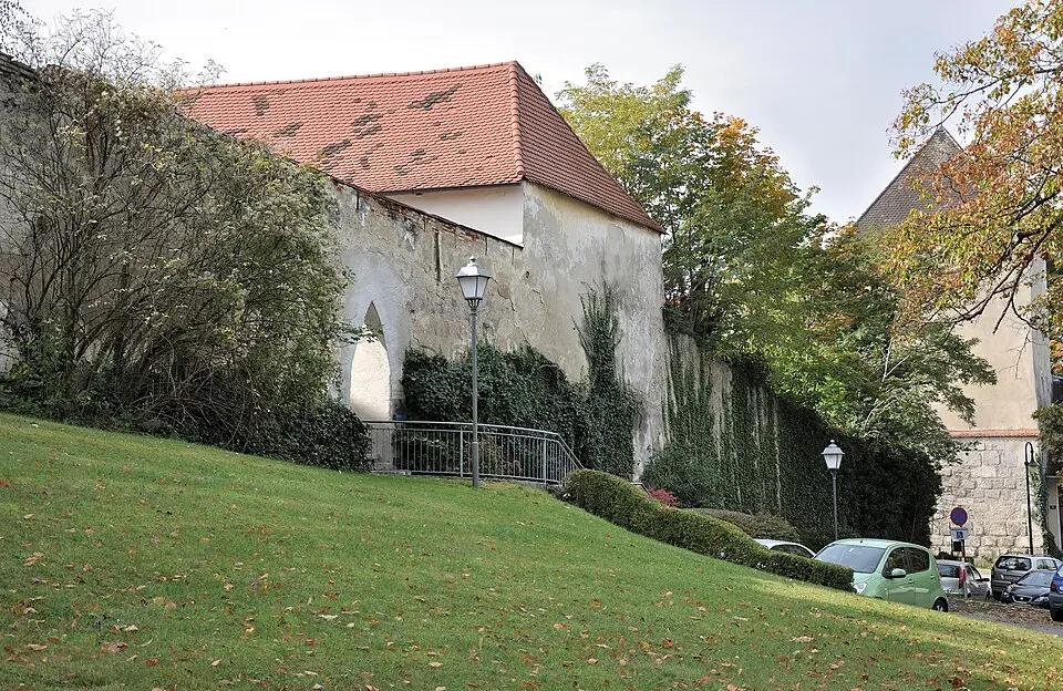 Bild: Isiwal · CC BY-SA 3.0 AT Teilstück der Stadtmauer