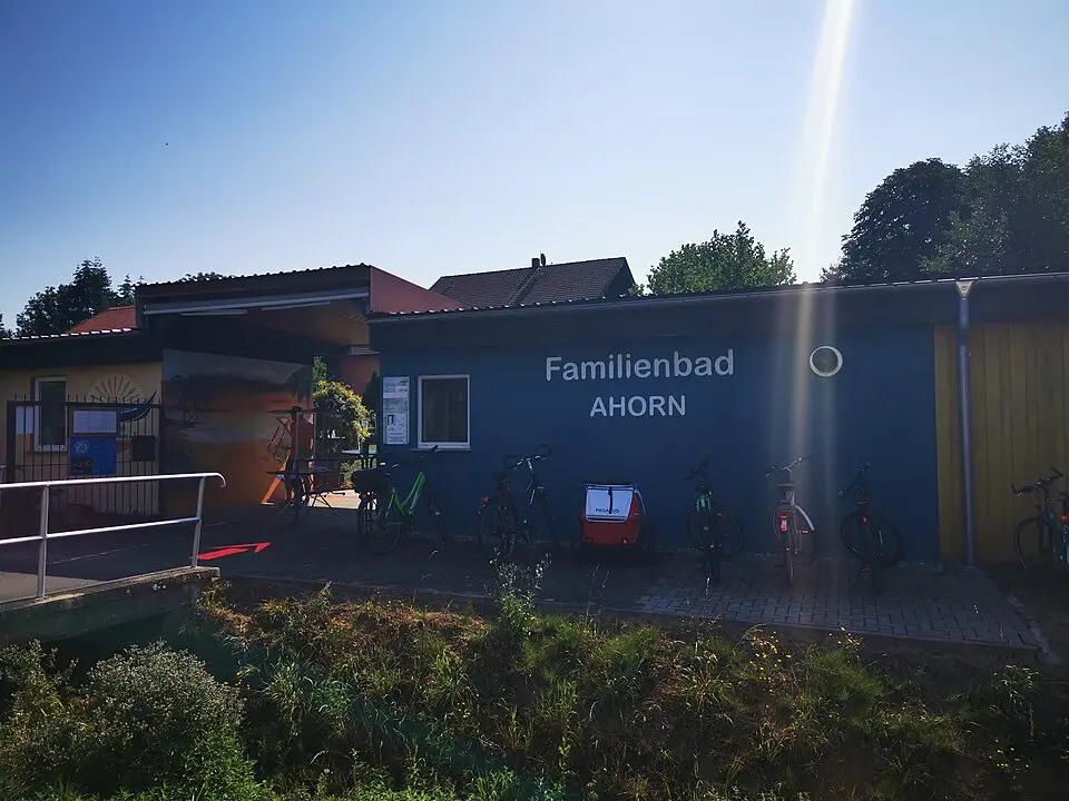 Obrázek: Triplec85 · CC BY-SA 4.0 Familienbad Ahorn