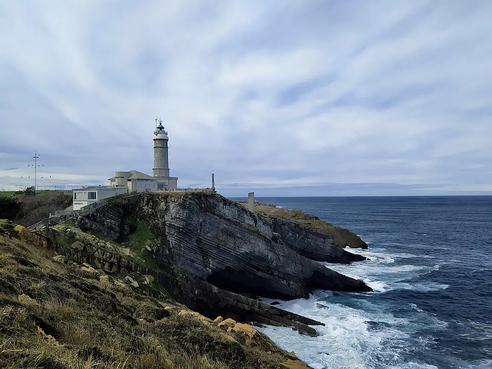 Bild: Emilio Gómez Fernández · CC BY-SA 4.0 El Faro de Cabo Mayor