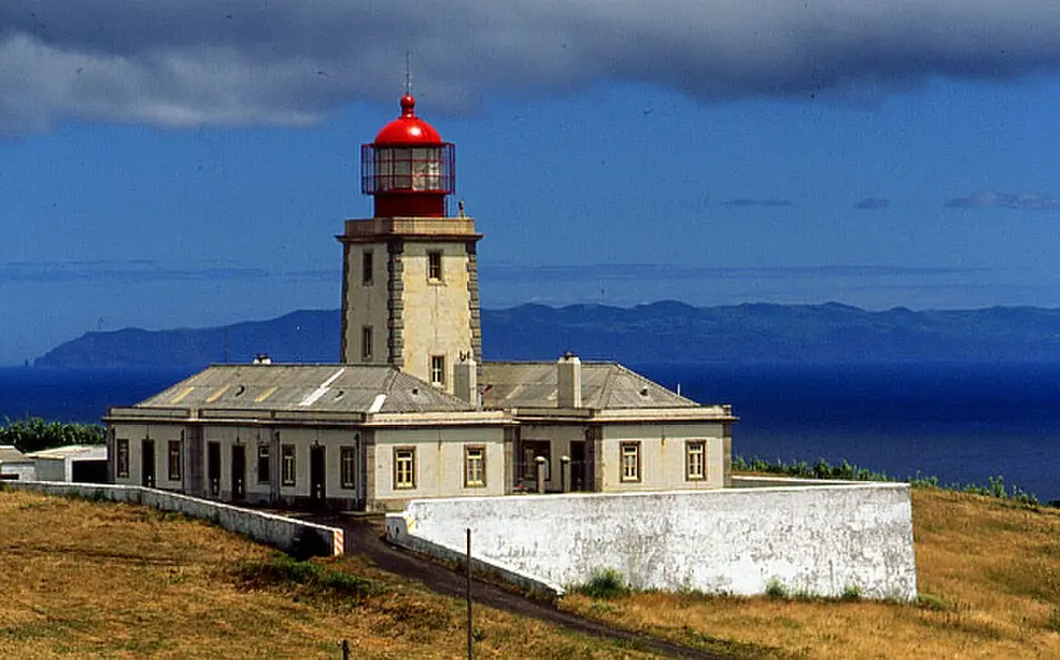 Bild: lbessier · CC BY-SA 3.0 Farol da Ribeirinha