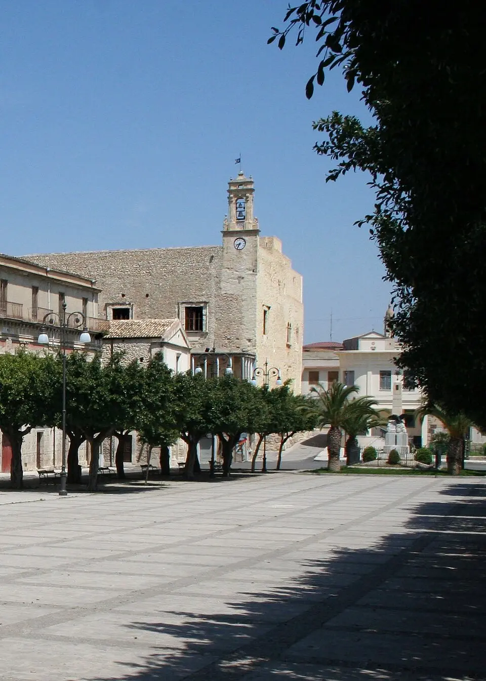 Bild: Favara Piazza Cavour Castello Chiaramonte.jpg: Turturiza derivative work: Memorato (talk) · CC BY-SA 3.0 castello di Favara