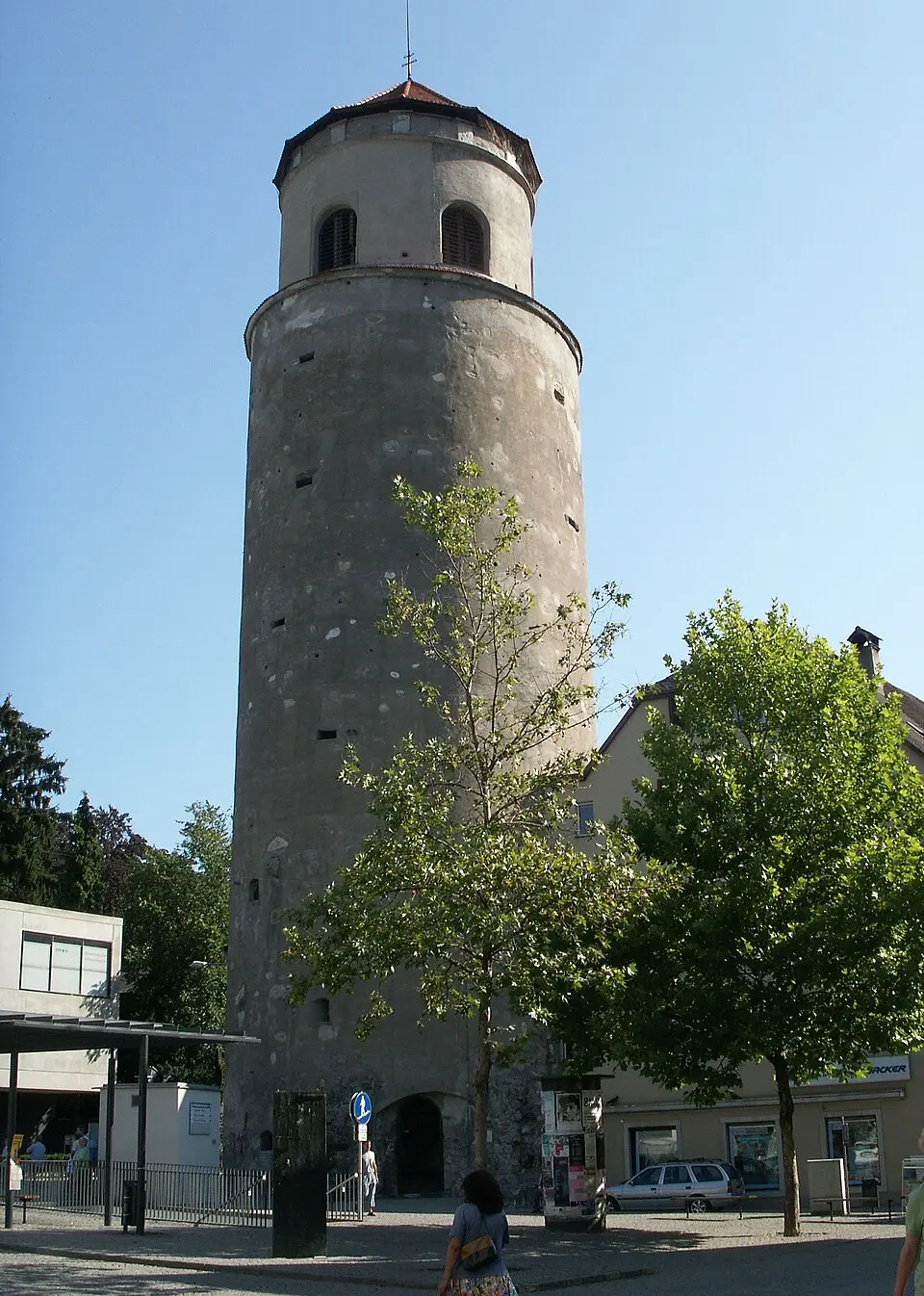 Bild: Welleschik · CC BY-SA 3.0 Feldkirch: Die Kanonen mit Katzenköpfen auf dem Katzenturm