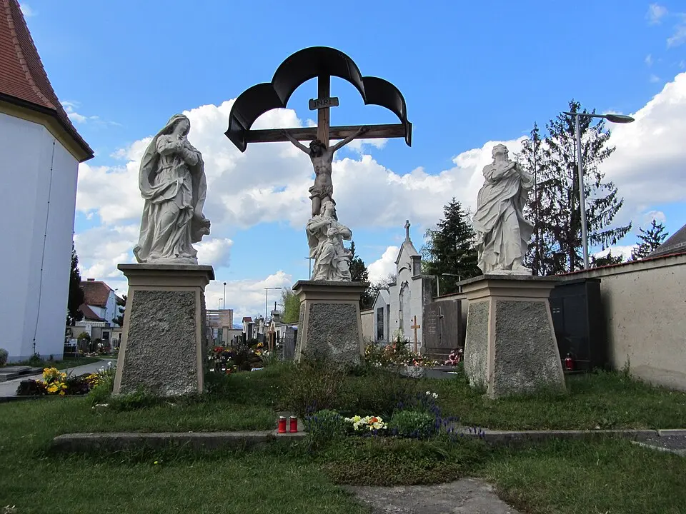 Friedhof mit Ummauerung und Kreuzigungsgruppe