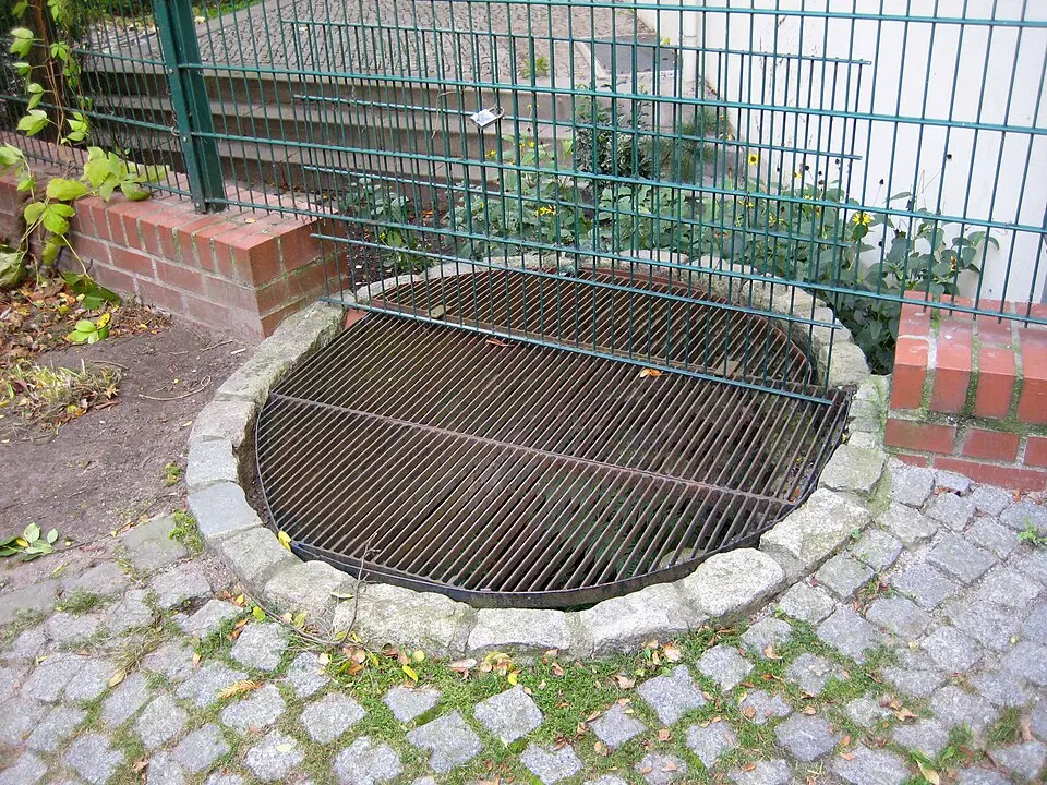 Feldsteinbrunnen, 14. Jh. Breite Straße 12