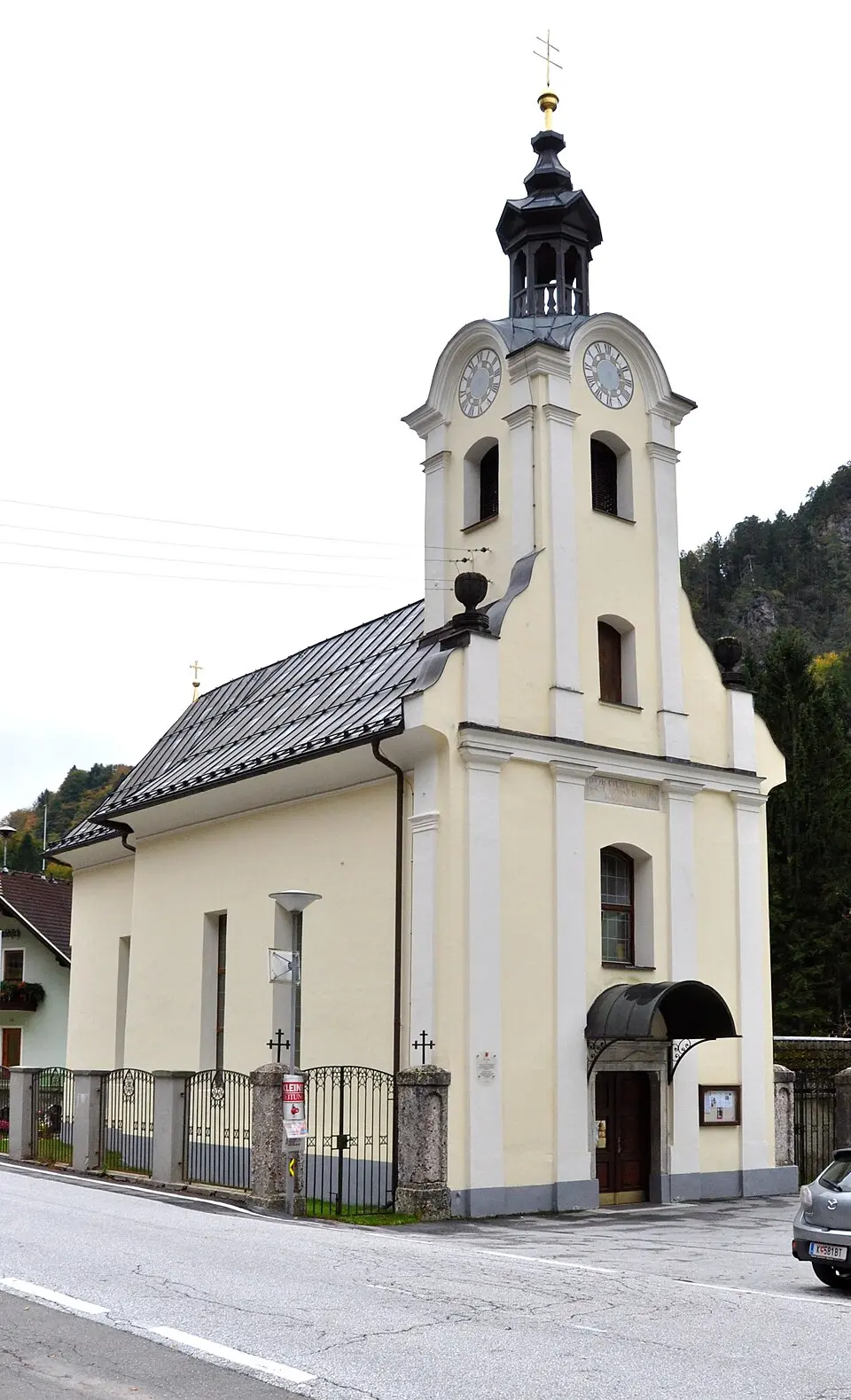 Kath. Pfarrkirche St. Antonius von Padua und Friedhof