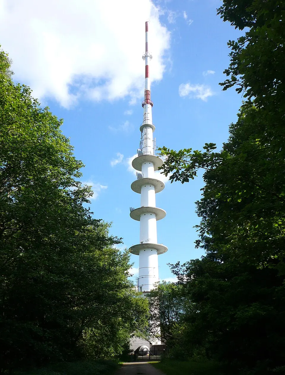 Immagine: Jan Stubenitzky (Dehio) · CC BY-SA 3.0 Fernmeldeturm Solling
