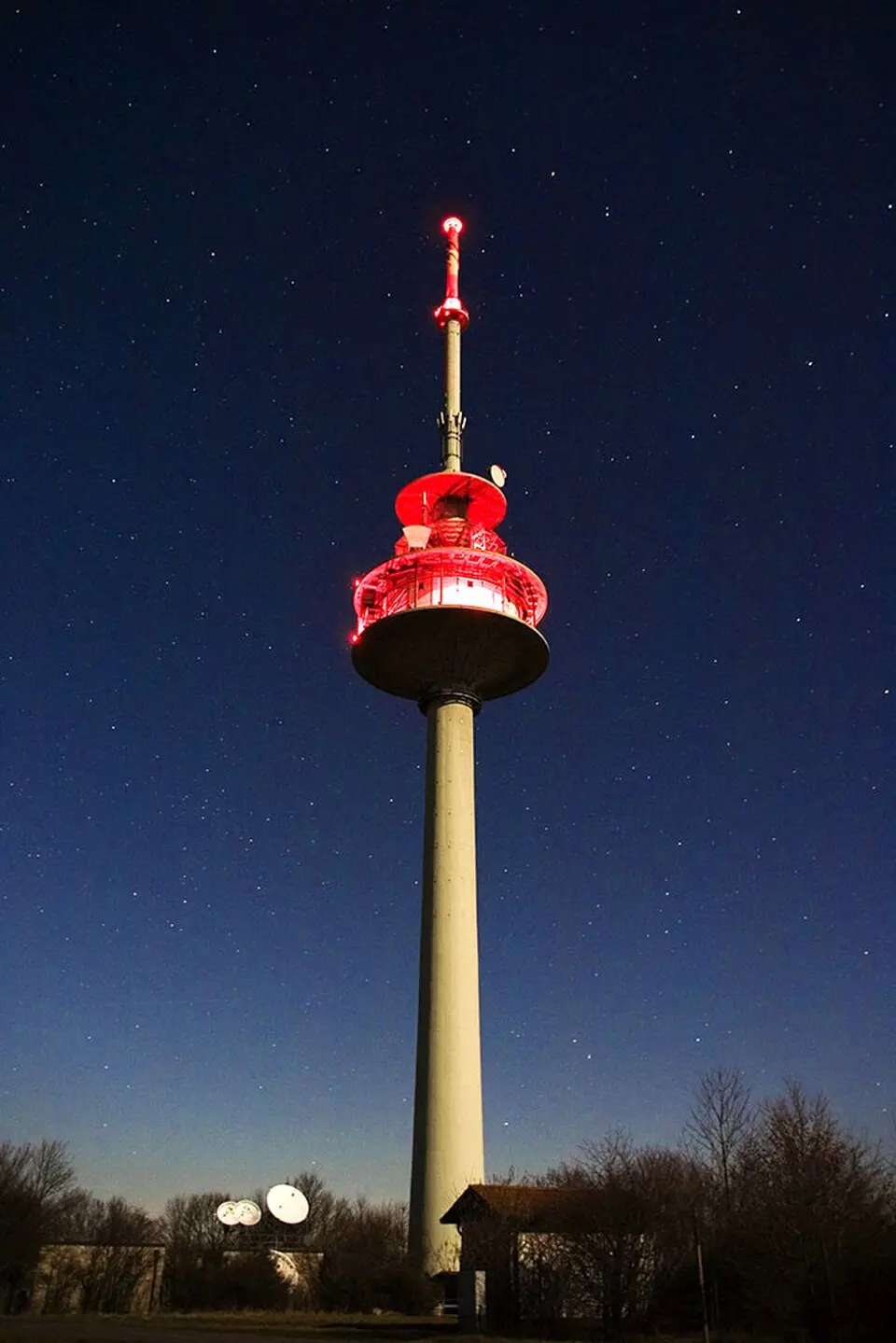 Obrázok: Hans Wastlhuber User:Cointel · CC BY-SA 2.5 Fernmeldeturm Schnaitsee