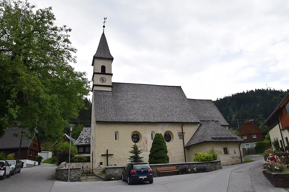 Kath. Filialkirche hl. Johannes d. T. und ehem. Friedhofsfläche