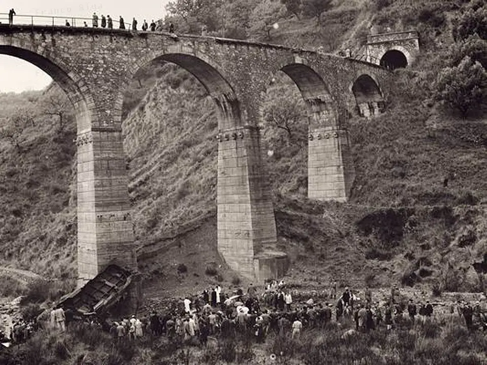 Bild: http://www.lucidamente.com/11634-cinquant%E2%80%99anni-fa-il-piu-tragico-disastro-ferroviario-italiano/ · Public domain Eisenbahnunfall auf dem Fiumarella-Viadukt