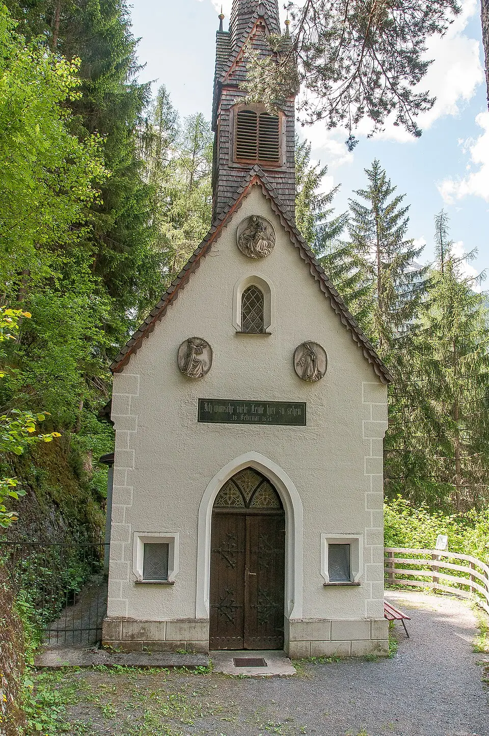 Immagine: Rudolfo56 · CC BY-SA 3.0 AT Lourdeskapelle und Lourdesgrotte