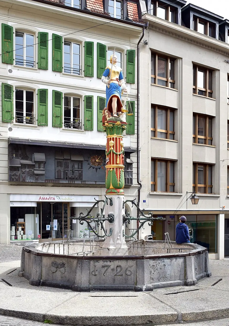 Bild: Gzzz · CC BY-SA 4.0 Brunnen mit Gerechtigkeitsstatue