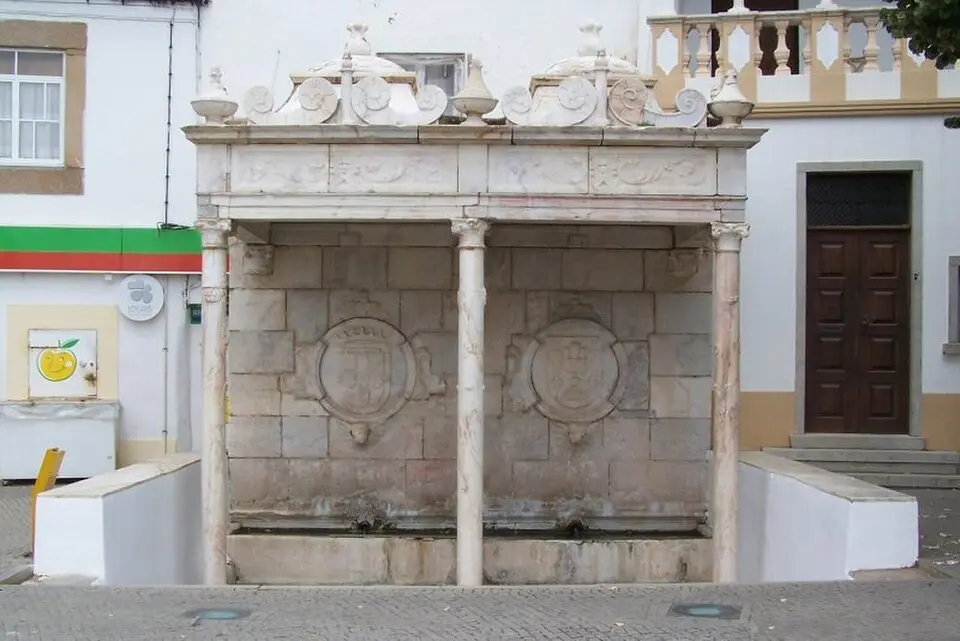 Bild: Sacavem1 · CC BY-SA 3.0 Chafariz da Praça da República (Alter do Chão)