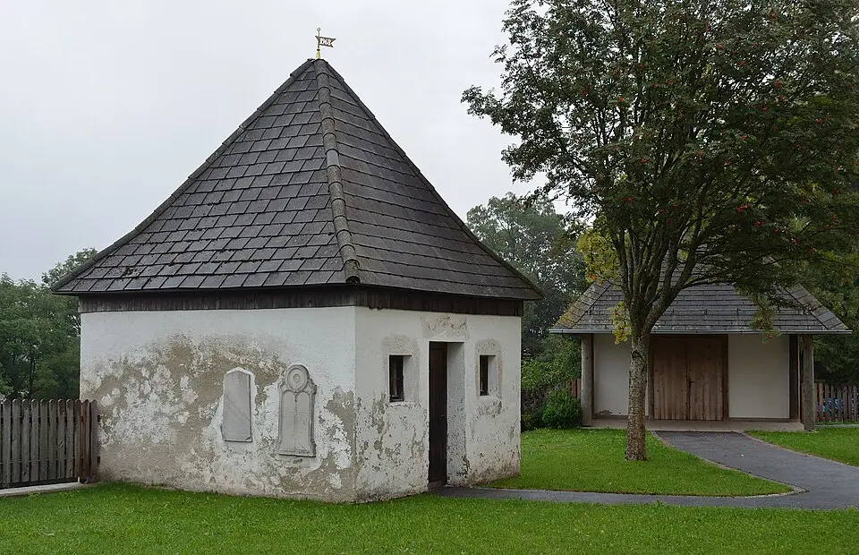 Bild: Herzi Pinki · CC BY-SA 3.0 AT Ehem. Friedhofskapelle, Pfarr-Bücherei